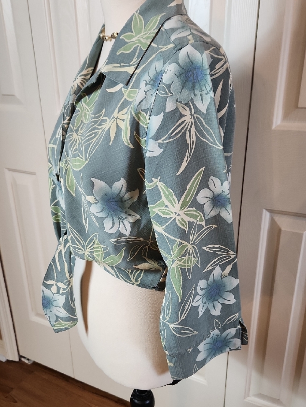 Tommy Bahama Green Floral Tie-Front Button Down Shirt, Med - Picture 4 of 9